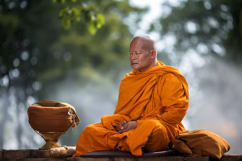 Mala tibétain de prière bouddhiste avec perles, bijou des 7 chakras reflétant la spiritualité et la sagesse bouddhiste à travers la lithothérapie avec pierres naturelles pour yoga et méditation, recharge et purification spirituelle, protection et guérison énergétique, morale bouddhiste et éthique, vibrations énergétiques